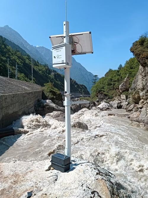 雷达流量计),数据采集终端,通信模块,监控中心等组成